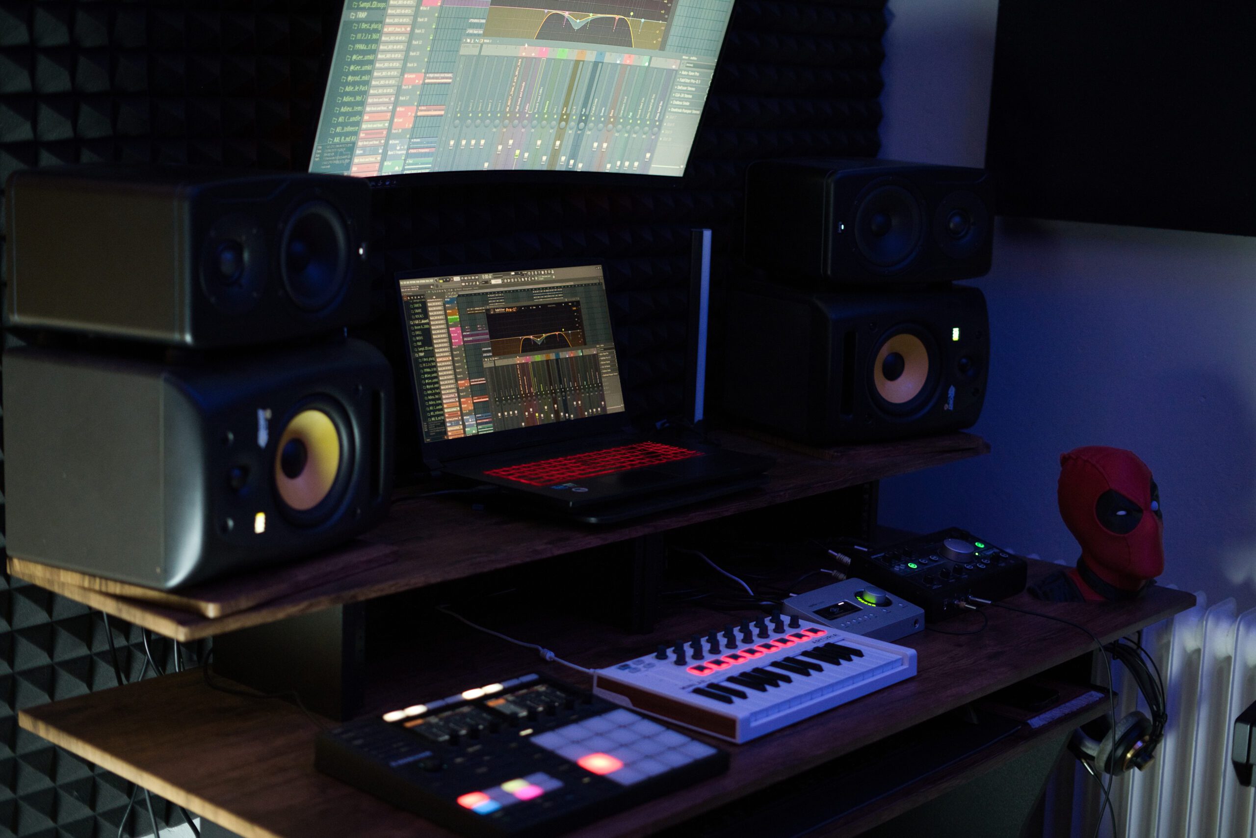 DSC04173 Ein Musikstudio mit Keyboard, Mischpult und Lautsprechern. Perfekte Umgebung für die Musikproduktion.